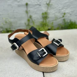 Bella Moda S25057 sandal med kilehæl i sort skind