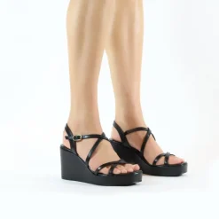 Billi Bi A4112 sandal i sort skind med kilehæl