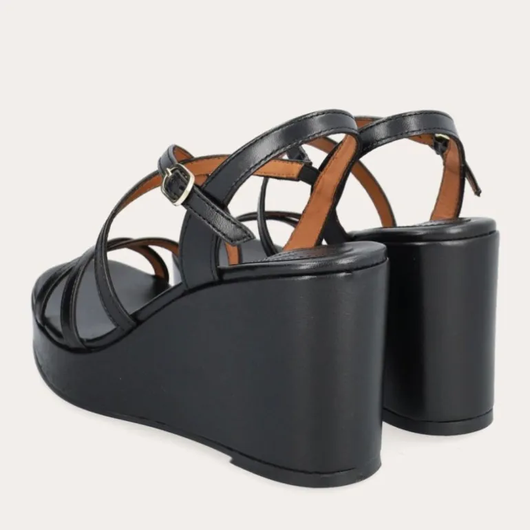 Billi Bi A4112 sandal i sort skind med kilehæl