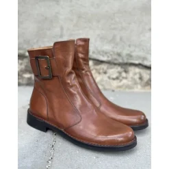 Bubetti 2047 (BRED LÆST) støvle i cognac skind med spænde