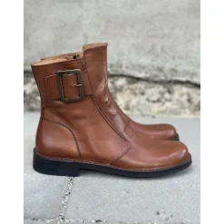 Bubetti 2047 (BRED LÆST) støvle i cognac skind med spænde