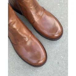 Bubetti 2047 (BRED LÆST) støvle i cognac skind med spænde