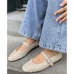 Copenhagen Shoes The Lovely Move ballerina i beige med nitter