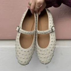 Copenhagen Shoes The Lovely Move ballerina i beige med nitter