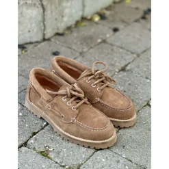 Pavement Alvina grov loafer i sandfarvet ruskind