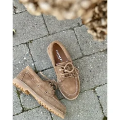 Pavement Alvina grov loafer i sandfarvet ruskind