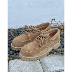 Pavement Alvina grov loafer i sandfarvet ruskind