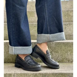 Shoedesign Lashes Loafer i sort skind med nitter