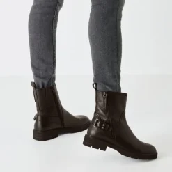 Tamaris 25421 ankelstøvle i sort skind med detaljer