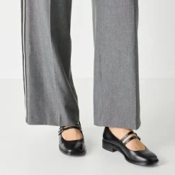 Tamaris 22131 ballerina sko med rem i sort skind