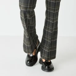 Tamaris 24324 loafer med rem i sort polido