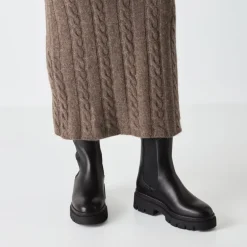 Tamaris 25992 støvle i sort skind med grove gummisåler