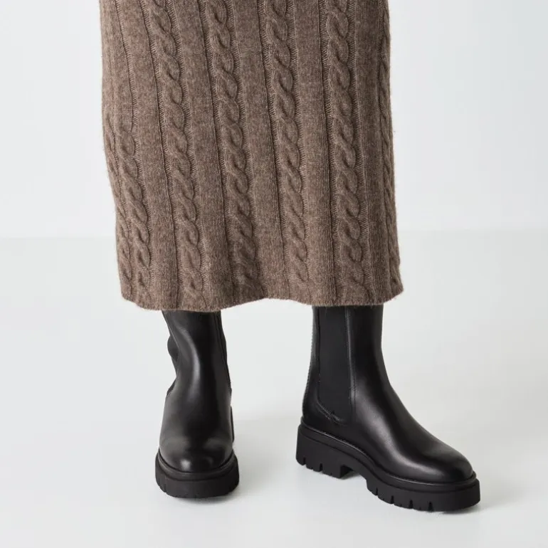 Tamaris 25992 støvle i sort skind med grove gummisåler